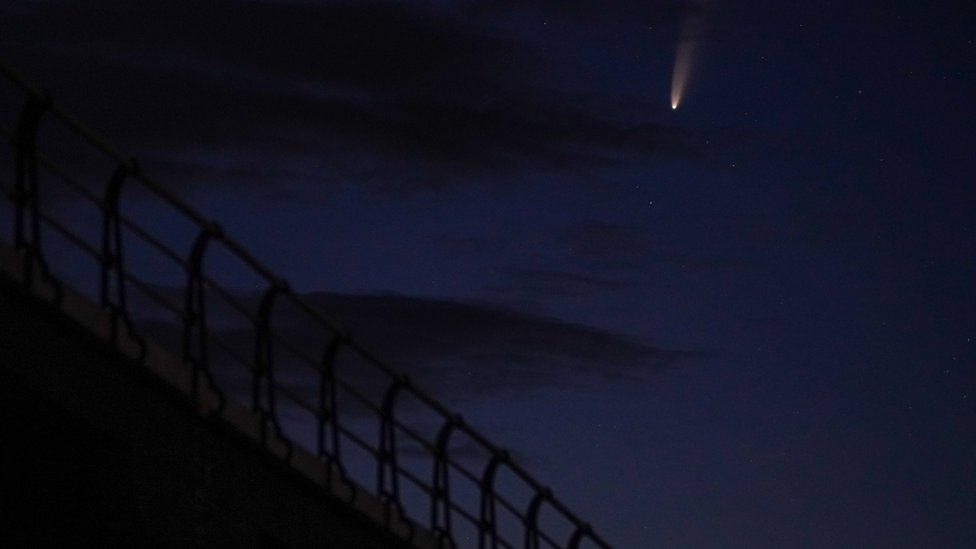 Komet Neowise tampak di atas pelabuhan Saltburn,13 Juli 2020.
