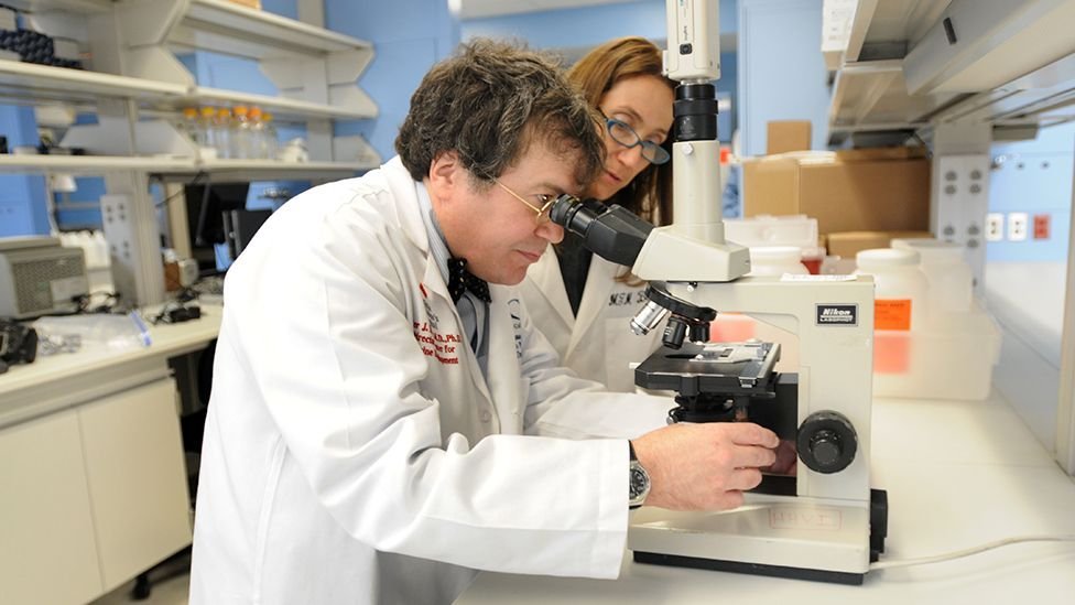 La doctora MarÃ­a Elena Bottazzi (der) y el doctor Peter Hotez dirigen el laboratorio de la Escuela Nacional de Medicina Tropical del Colegio Baylor de Medicina de Houston.