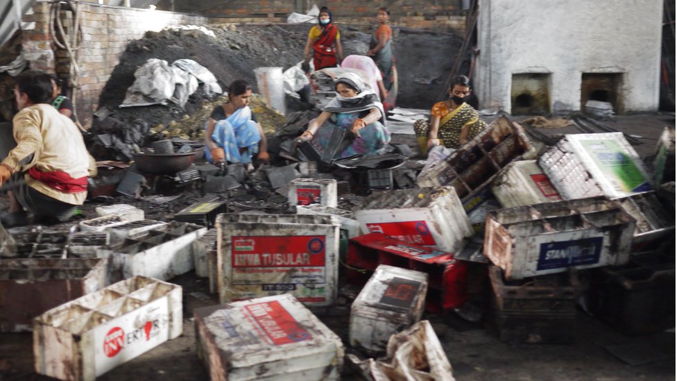 Bengkel daur ulang baterai di India