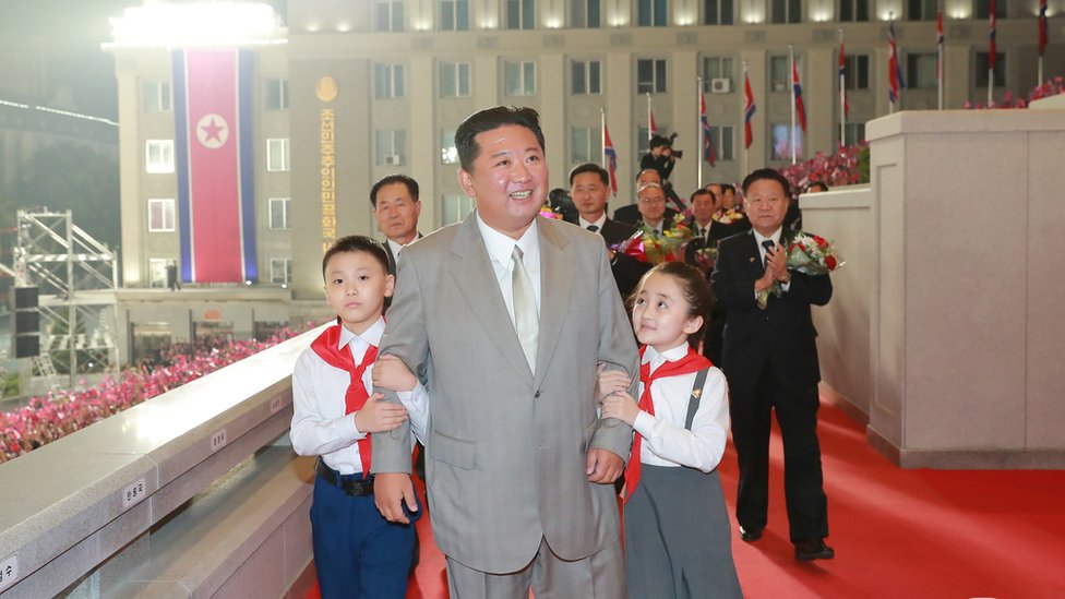 Kim Jong Un menghadiri parade militer