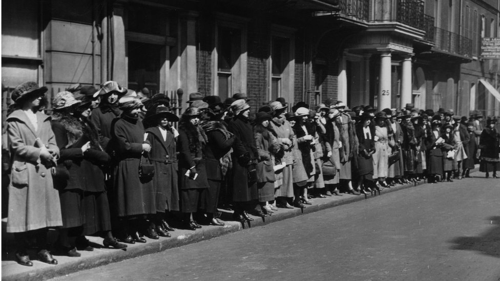 Warga di Bruton Street pada 1923.