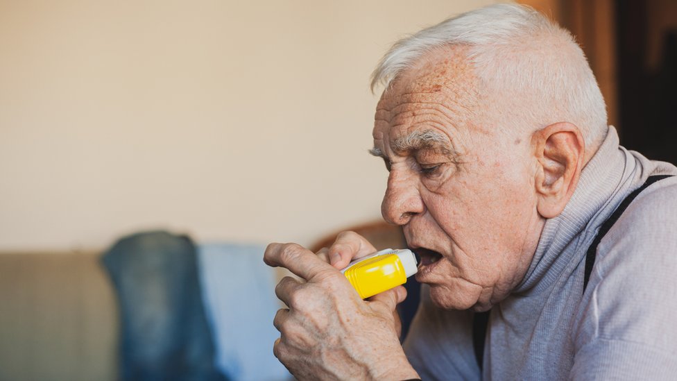 Orang tua pakai inhaler