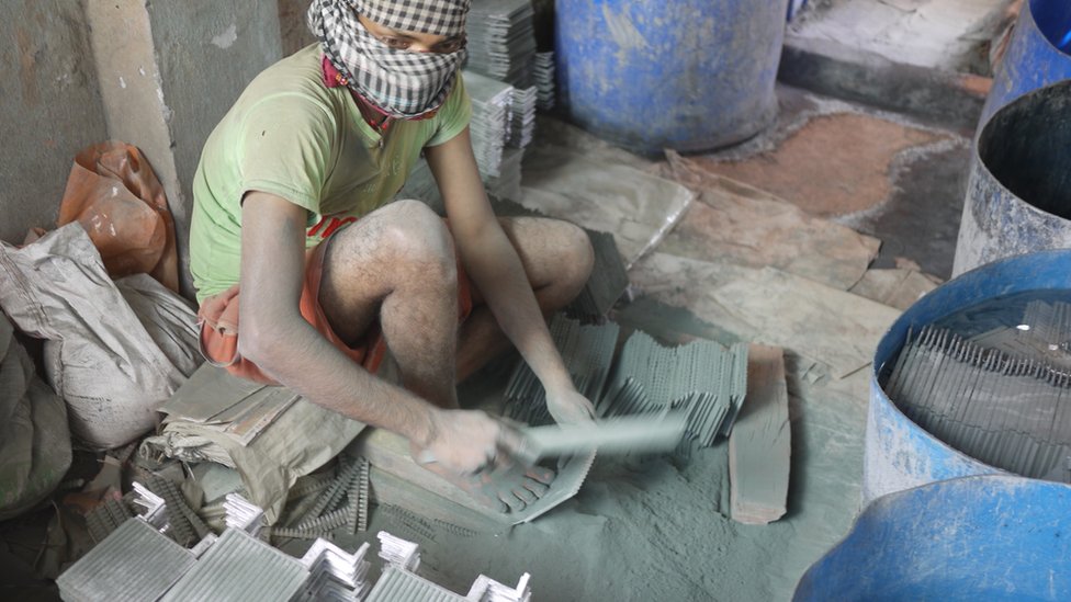 Bengkel daur ulang baterai di India