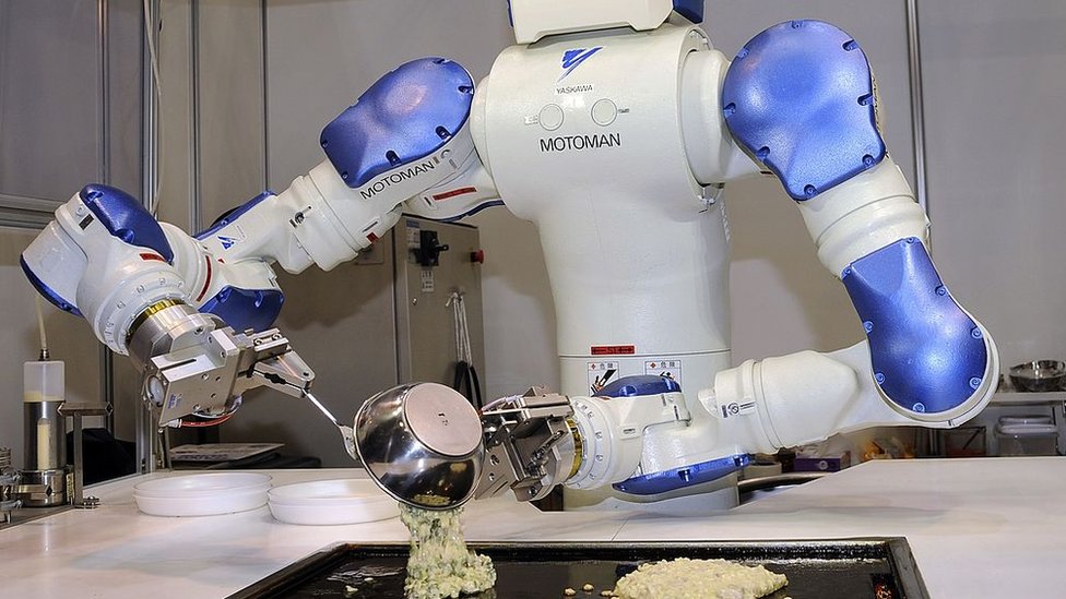 Robots membuat kue.