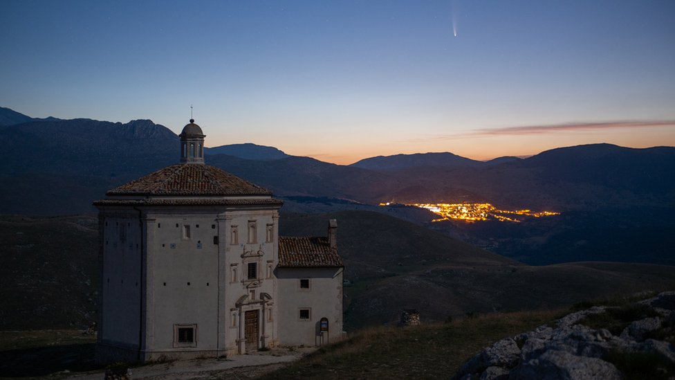 Komet Neowise bersinar di atas Santa Maria della PietÃ  Church in Rocca Calascio, L`Aquila in Italy, on 11 July