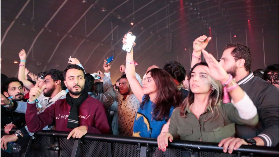 Pengunjung festival dalam acara MDLBeast di Riyadh.