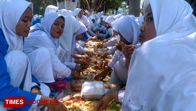 Tradisi-Makan-Tabak-b.jpg