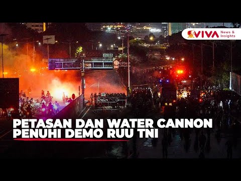 Polisi Pukul Mundur Massa Aksi yang Ricuh Saat Tolak UU TNI di Gedung DPR RI