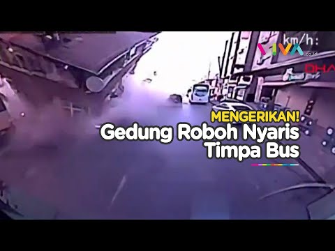 DETIK-DETIK Bangunan Runtuh dan Nyaris Timpa Bus di Istanbul