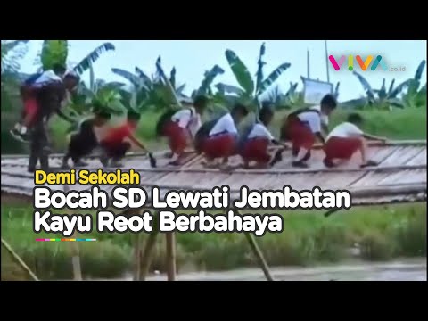 VIDEO Siswa SD Bak Ninja Lewati Jembatan Reot Demi ke Sekolah