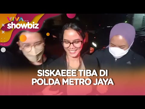 Senyum Siskaeee Saat Tiba di Polda Metro Usai Ditangkap