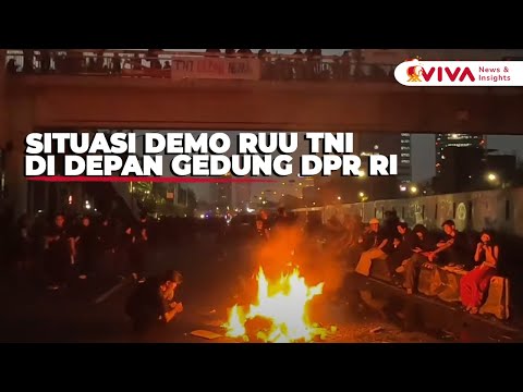 Massa Aksi Tolak RUU TNI Ricuh, Bakar Sampah Hingga Motor