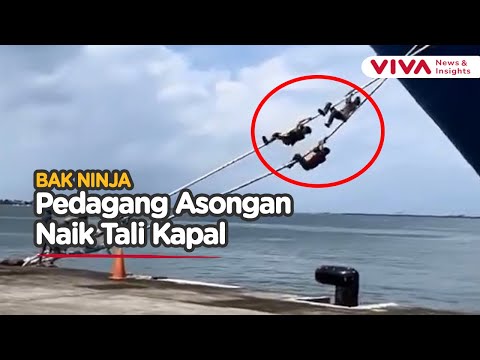 NEKAT! Pedagang Asongan Panjat Tali Naik ke Kapal Demi Berjualan