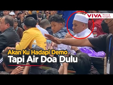 UNIK! Momen Habib Dikerubungi Minta Air Doa Saat Riuh Aksi Demo