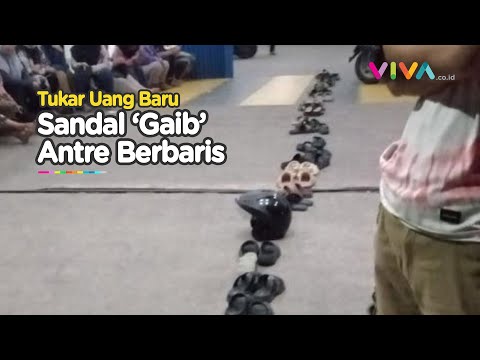 Bejibun Sandal 'Gaib' Padati Antrean Penukaran Uang Baru di Cikampek