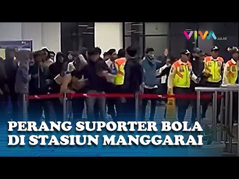 CHAOS! Bentrok Antar Suporter Bola Pecah di Stasiun Manggarai