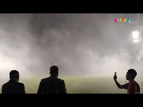 Momen Mengerikan Laga Semen Padang Vs PSBS Biak, Suporter Berlarian akibat Asap Tebal