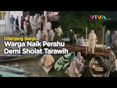 Penuh Perjuangan, Warga Sholat Tarawih dengan Perahu Kayu di 'Desa Banjir'