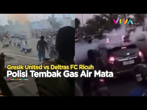 SAMPAI JALAN RAYA! Polisi Tembak Gas Air Mata ke Suporter di Gresik