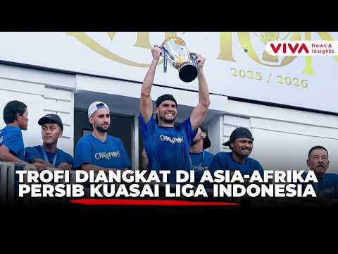 Detik-detik Para Pemain Persib Angkat Trofi di JPO Asia Afrika