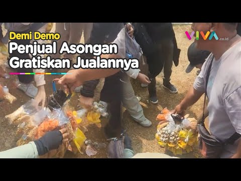 TERHARU! Momen Pedagang Asongan Bagikan Dagangannya Secara Gratis Saat Demo