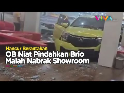 APES! Mobil Brio Seruduk Showroom yang Dikemudikan Office Boy