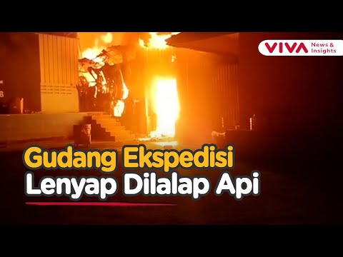 Mencekam! Si Jago Merah Lahap Gudang Ekspedisi di Jakarta Timur
