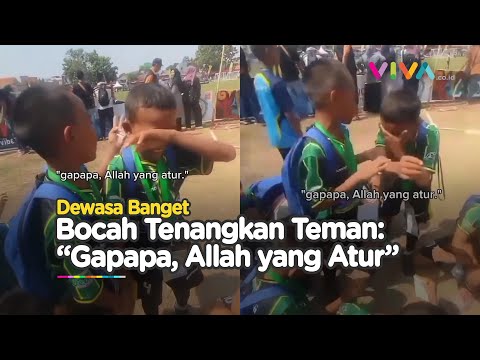 Bocah Tenangkan Teman Setim yang Kalah Main Bola