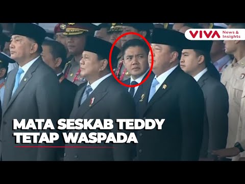 Wajah Serius Seskab Teddy, Tetap Waspada Saat Nyanyikan Lagu Indonesia Raya