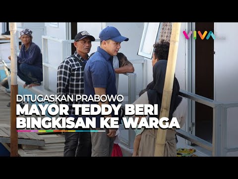 Prabowo 'Kirim' Mayor Teddy Beri Bingkisan ke Warga Kampung Nelayan