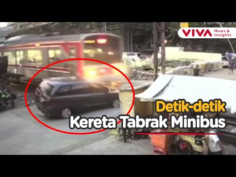 Nekat Lawan Arah, Minibus Online Dihantam Kereta di Pademangan