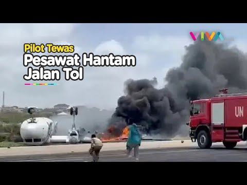 DUAR! Pesawat Jatuh di Jalan Tol, Kepulan Asap Mengudara
