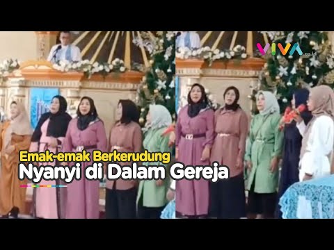 Aksi Kumpulan Emak-emak Nyanyi Lagu