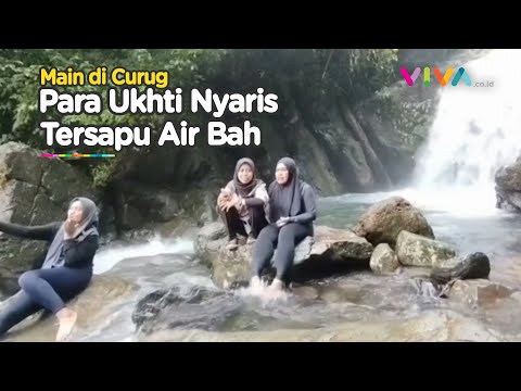 Lagi Asyik Healing, Para Ukhti Nyaris Diseret Air Bah
