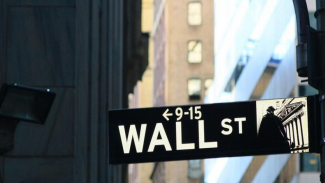 Wall Sreet Melemah, Nasdaq Jatuh ke Penutupan Terendah