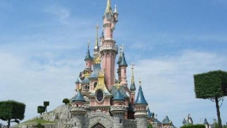 Wow! Miliarder Ini Traktir Ribuan Karyawan Pesta Pora di Disneyland
