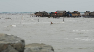 Geger Air Laut Naik di Lembata NTT, Warga Mengungsi
