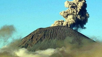 Mengeluarkan Lava, Gunung Semeru Aman?