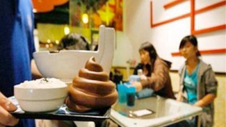 Restoran Terjorok, Makan di Closet