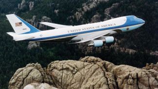 Buang-buang Duit, Trump Batalkan Pesanan 'Air Force One'