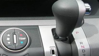 Benarkah Perempuan Lebih Pilih Mobil Matik?
