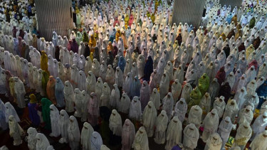 Salat Taraweh di bulan Ramadan.
