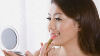 Tiga Trik Pakai Lipstik Matte untuk Bibir Kering