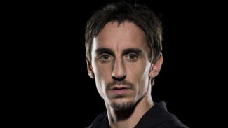 Mengerikan, Gary Neville Dihina Brutal di Jalanan