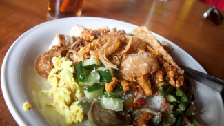 Cerita di Balik Sepiring Nasi Campur