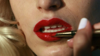 Tips Menerapkan Lipstik Warna Terang Supaya Tahan Lama