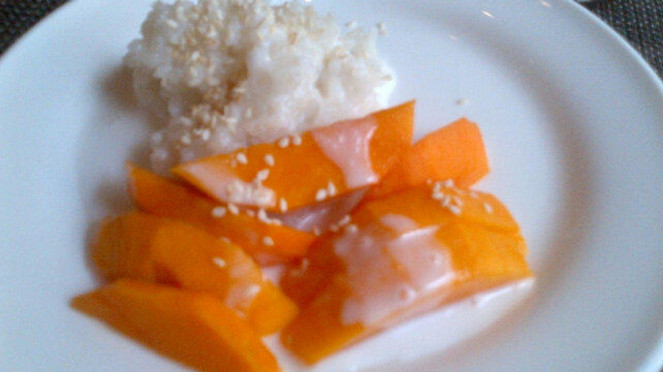 Ilustrasi mango sticky rice.