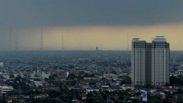 Awan hitam menyelimuti kota Jakarta,