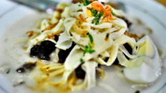 Mencicipi Kuliner Mie Celor di Warung Kopi
