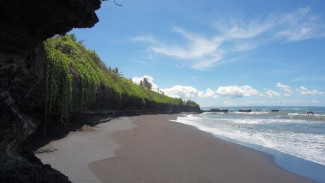 Keindahan Pantai Mengening